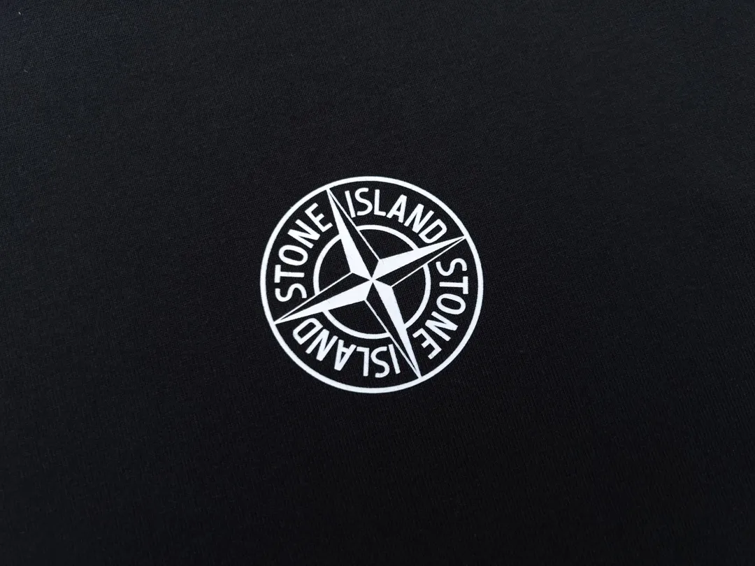 W611#P110💰 [Stone lsland/Stone Island summer new eclipse halo short-sleeved T-shirt] ⚠️[Original creation with high control of details] -The fabric is selected from 230g pure cotton combed cotton fabric, which is soft and comfortable to the touch, sweat-absorbent and breathable. -Simple basic and versatile style, original quality, the first choice for couples. -Made by a large factory, four needles and five threads on the shoulder, neat alignment, high quality workmanship. -Same style for men and women, very versatile One piece by hand, the details are clearly visible. Color: Black White Size: M L